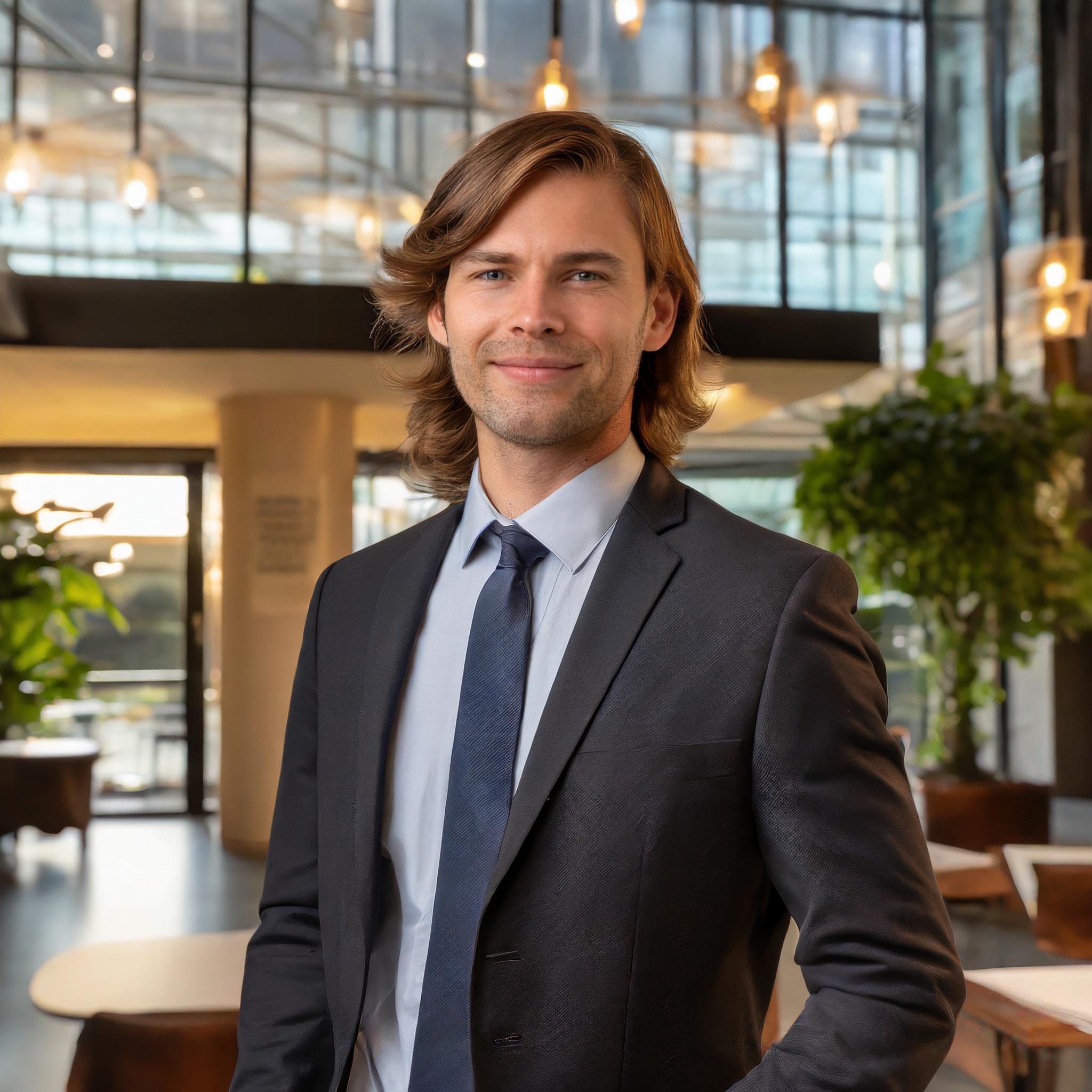 Porträt eines Mannes in einem professionellen Umfeld.