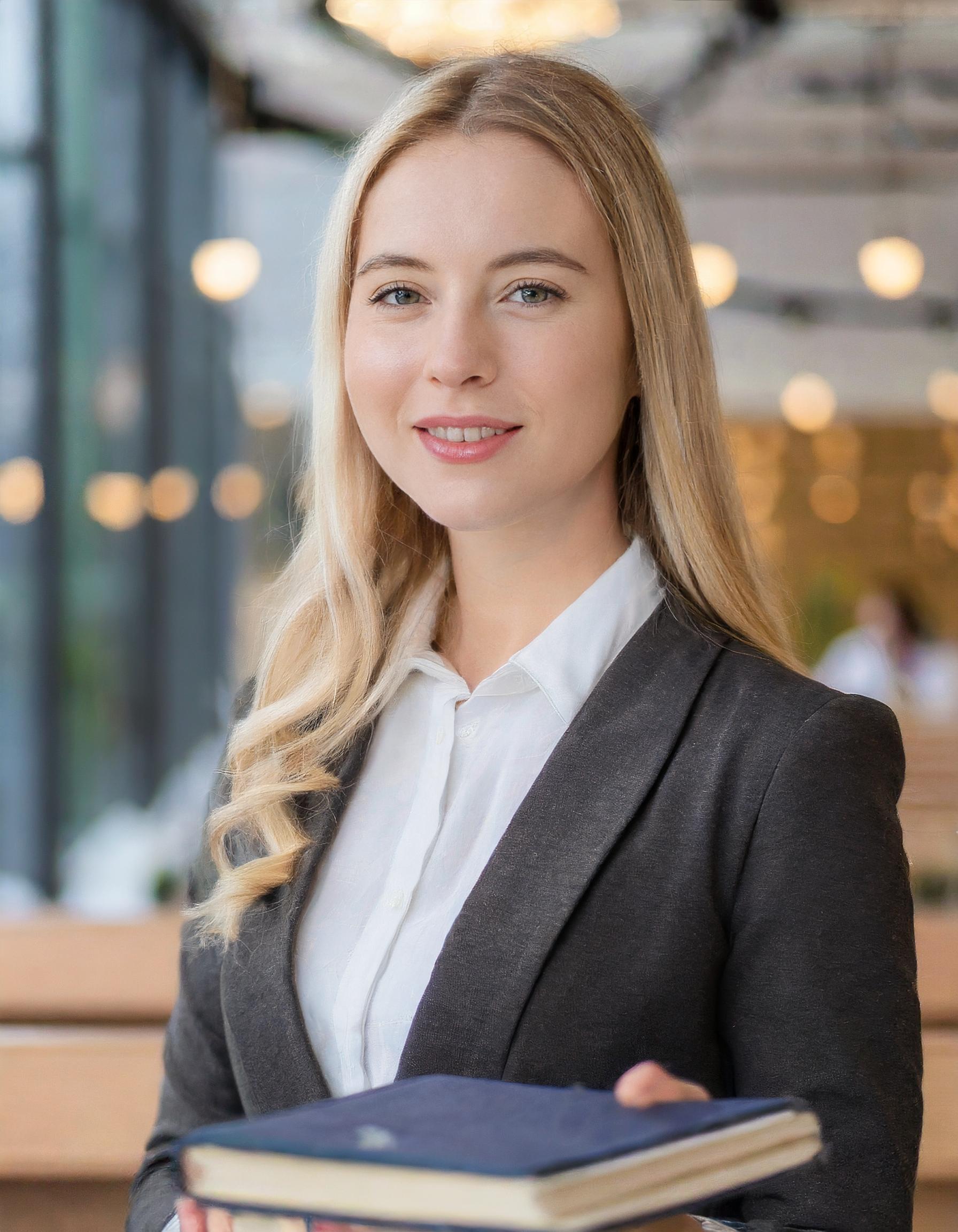 Porträt einer Frau in einem professionellen Umfeld.