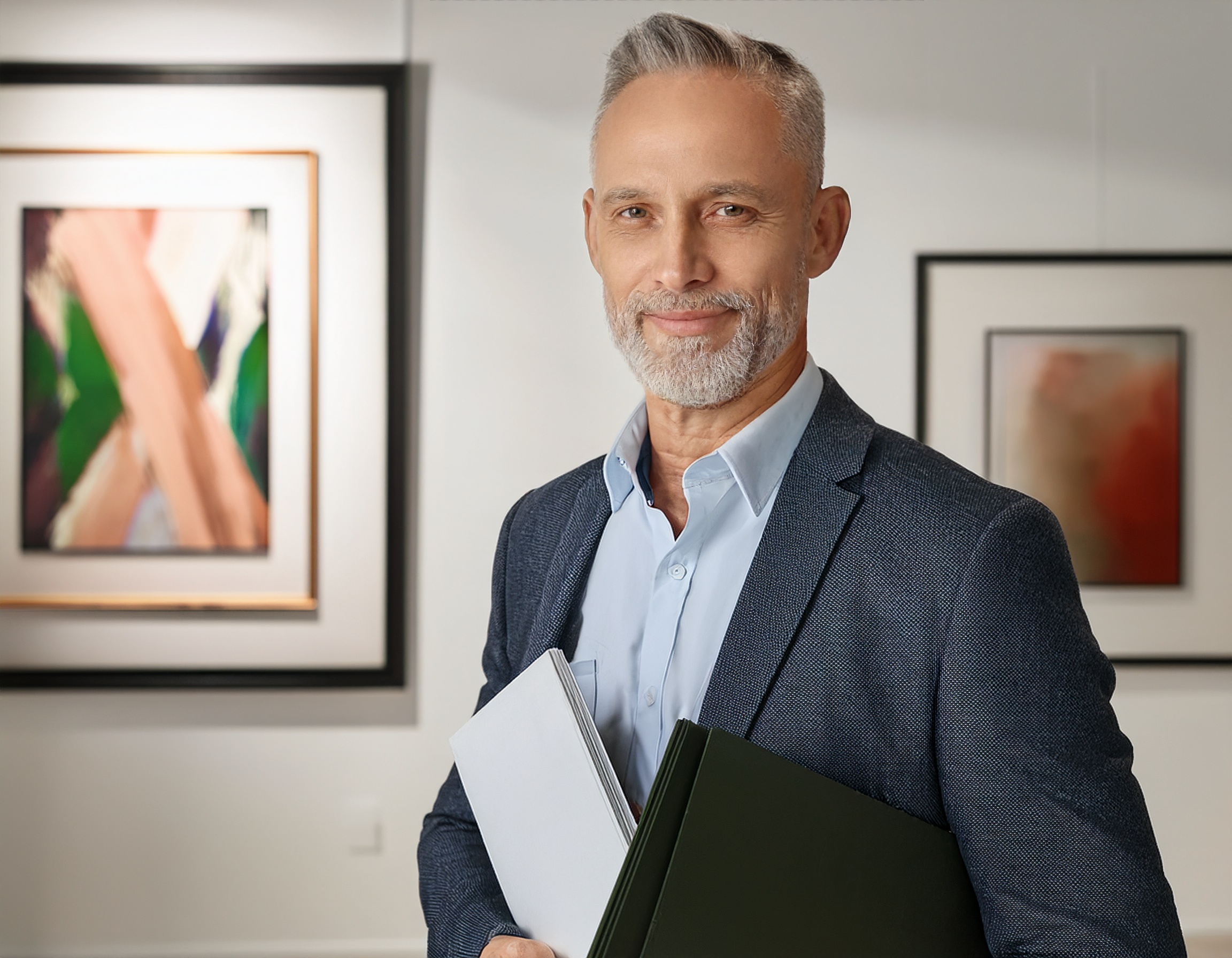 Porträt eines Mannes in einem professionellen Umfeld.